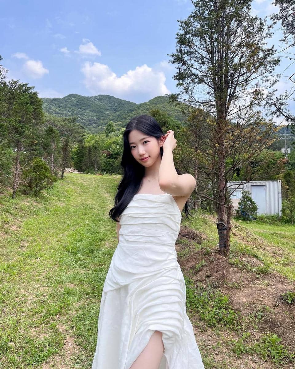 mix and match outfit putih ala Kazuha LE SSERAFIM