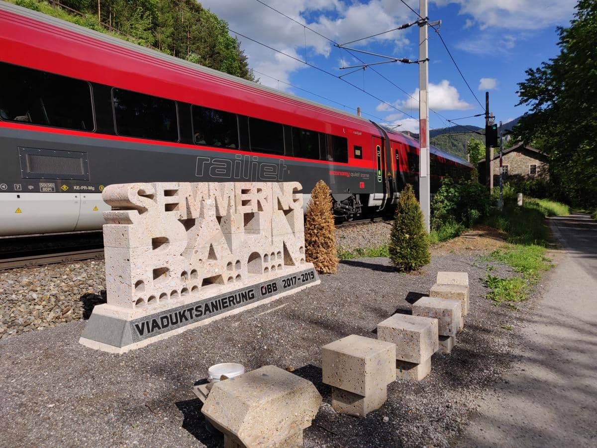 potret Railjet melintas di Semmering Railway, bukti jalur bersejarah ini tetap aktif sampai sekarang