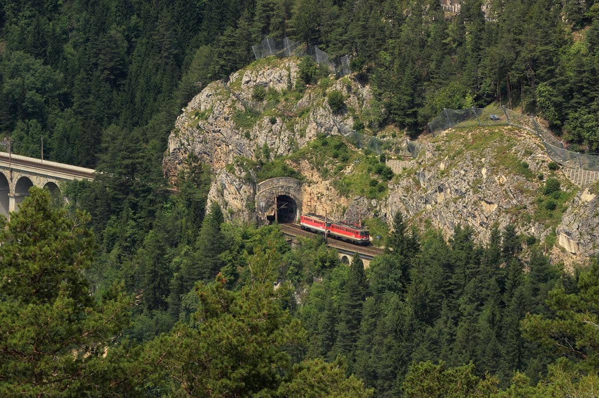 potret kereta melintasi tebing pegunungan, salah satu sudut paling fotogenik di Semmering Railway