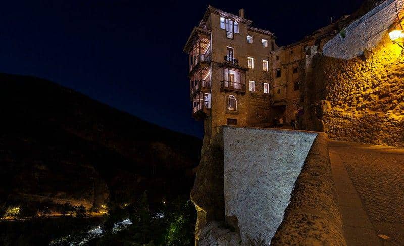 Ilustrasi kota Cuenca yang punya dua lantai berbeda zaman