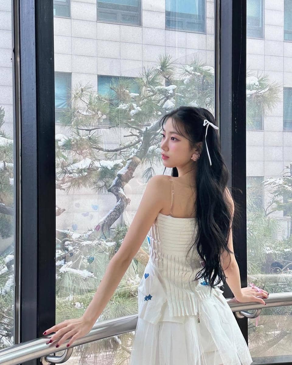 mix and match outfit putih ala Kazuha LE SSERAFIM