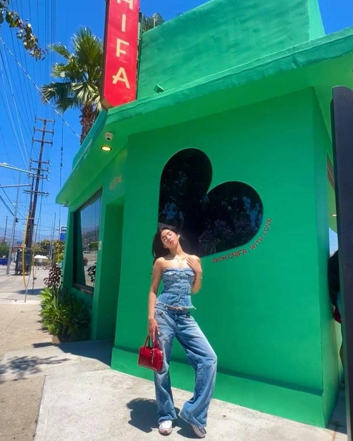 outfit serba denim ala Sophia KATSEYE