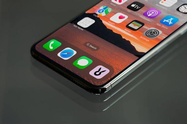 iPhone di atas meja