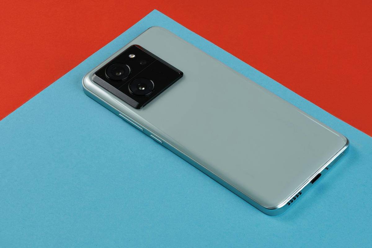 potret smartphone Android di atas meja