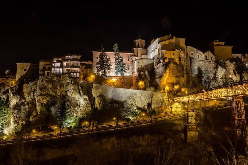 Ilustrasi rumah gantung Cuenca yang jadi museum seni abstrak dunia