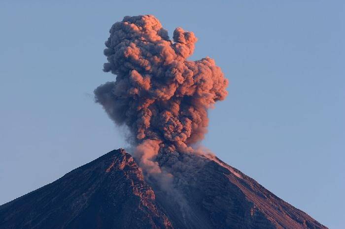 potret Gunung Semeru saat mengalami erupsi