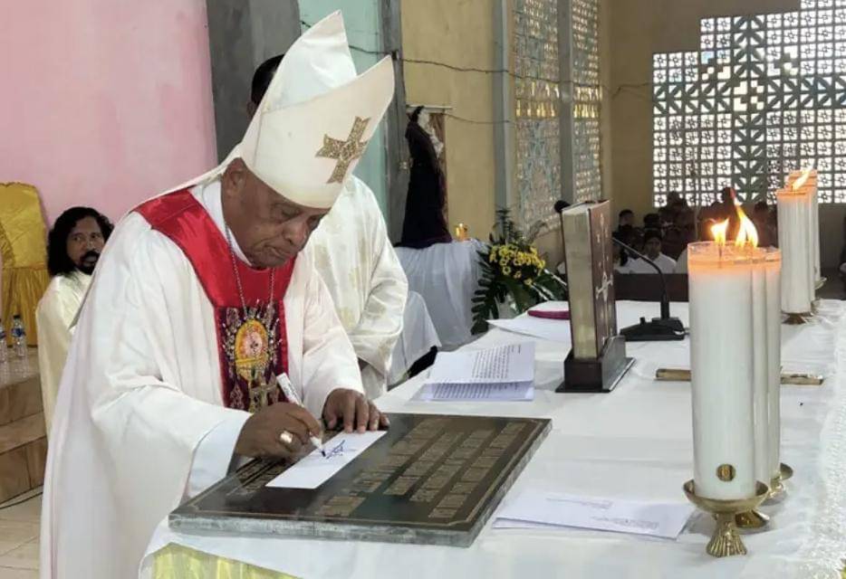 Uskup Larantuka Mgr. Fransiskus Kopong Kung saat meresmikan Paroki Santa Perawan Maria La Salette Botung. (Dok Komsos Keuskupan Larantuka)