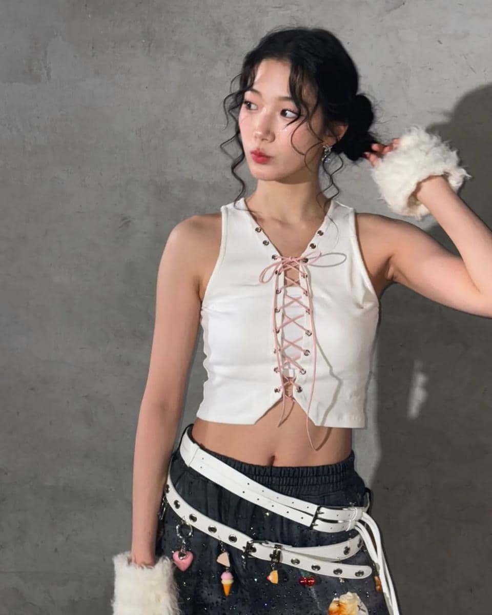 mix and match outfit putih ala Kazuha LE SSERAFIM