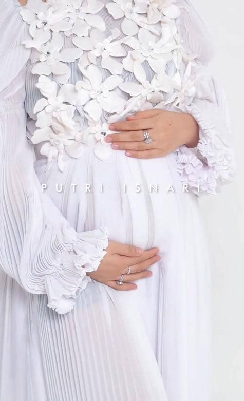 Pemotretan Maternity Putri Isnari (instagram.com/putriisnari3)