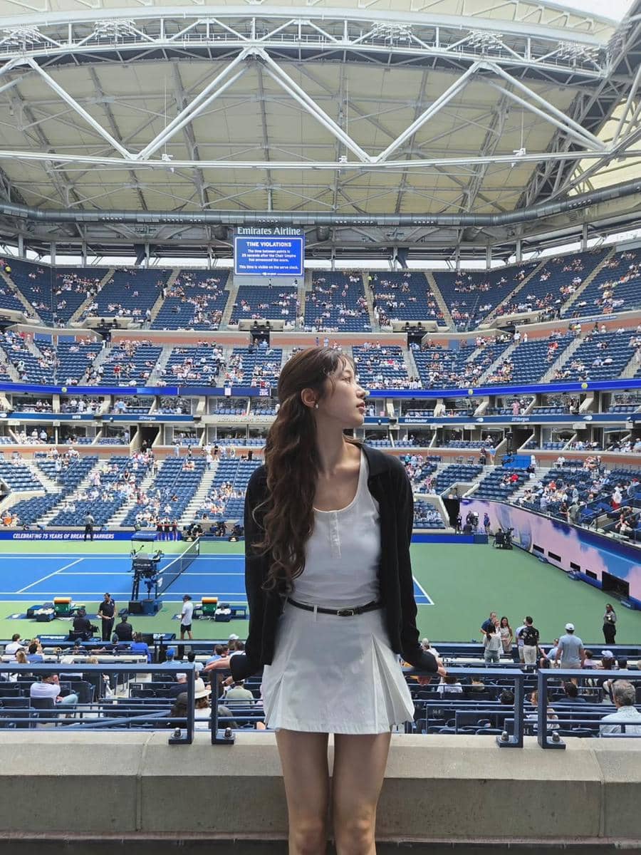 mix and match outfit putih ala Kazuha LE SSERAFIM