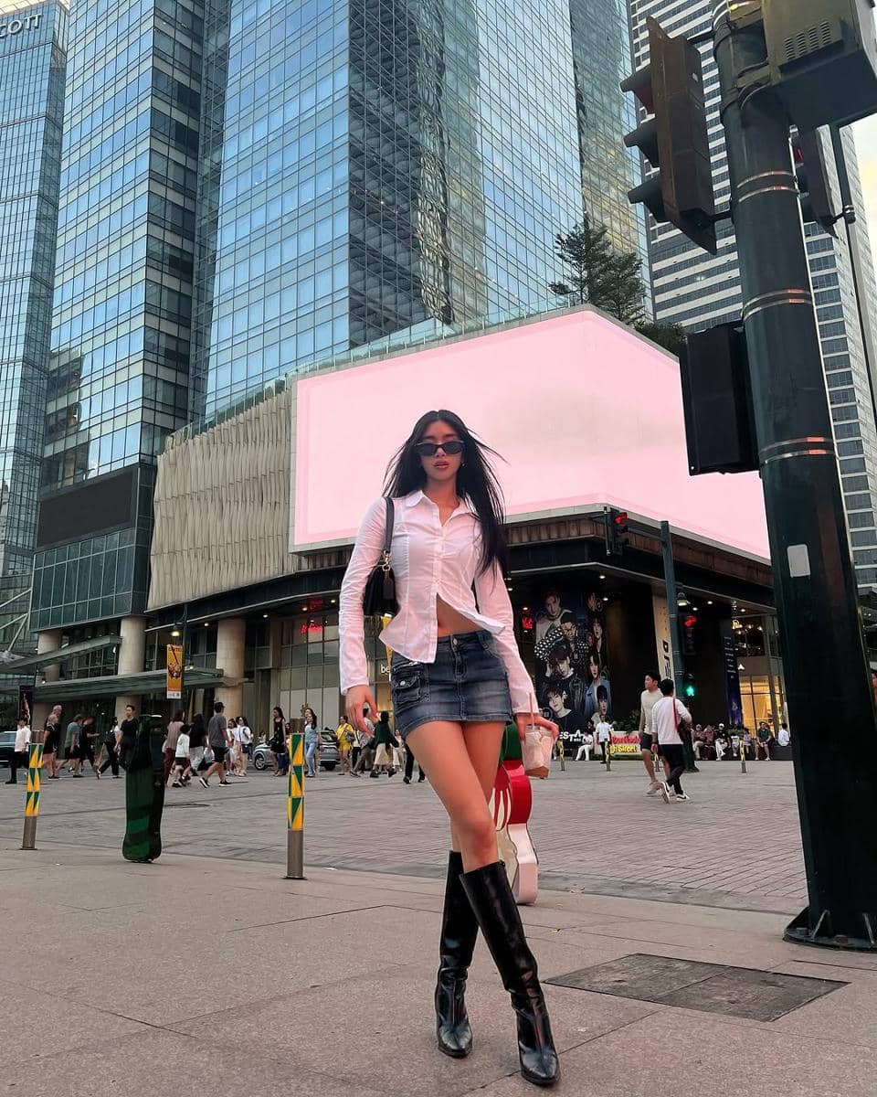 outfit serba denim ala Sophia KATSEYE