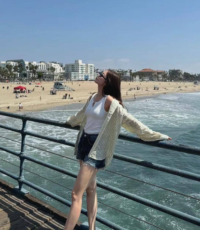 mix and match outfit putih ala Kazuha LE SSERAFIM