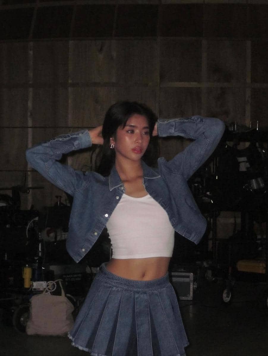 outfit serba denim ala Sophia KATSEYE