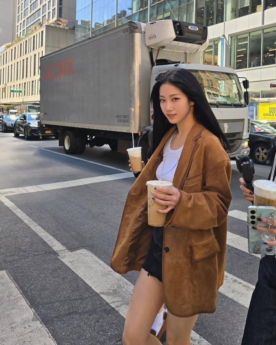 mix and match outfit putih ala Kazuha LE SSERAFIM