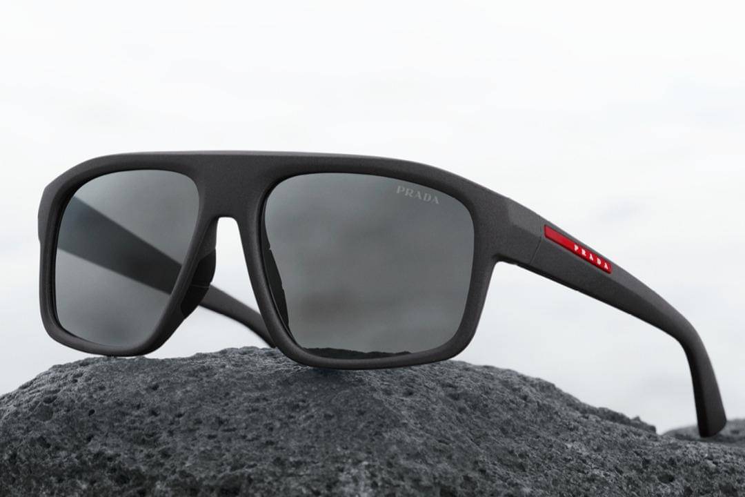 ilustrasi kacamata Prada asli 