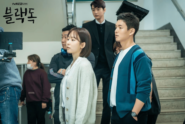 Seo Hyun Jin dan Ha Joon di drama Black Dog: Being A Teacher