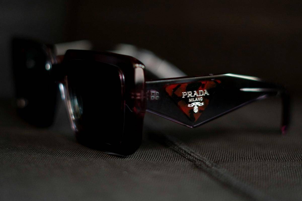 ilustrasi kacamata Prada asli