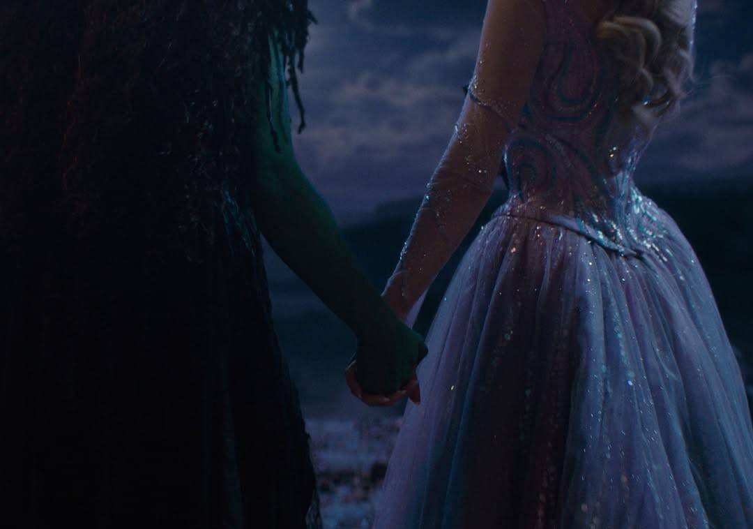 Glinda dan Elphaba dalam Wicked: For Good