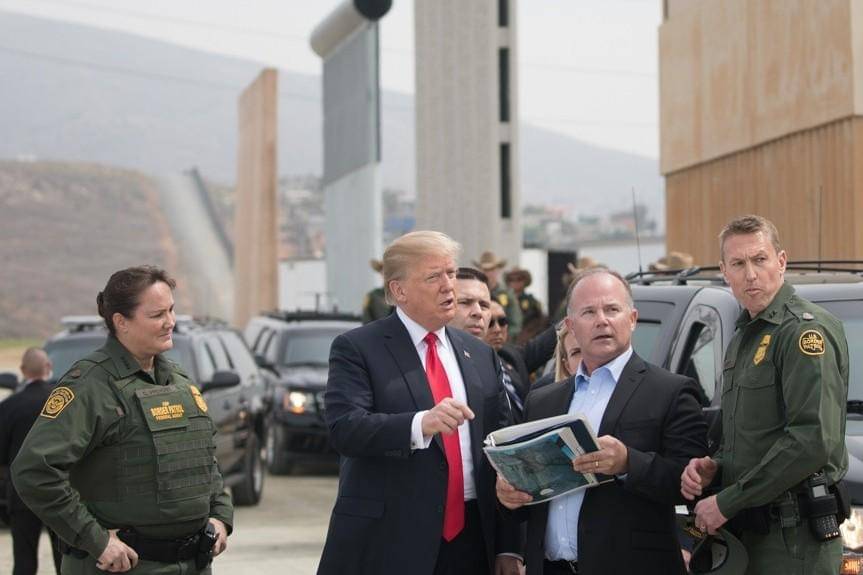 Presiden Donald Trump meninjau prototipe tembok Bea Cukai dan Perlindungan Perbatasan AS di perbatasan di Otay Mesa, California. (See page for author, Public domain, via Wikimedia Commons)