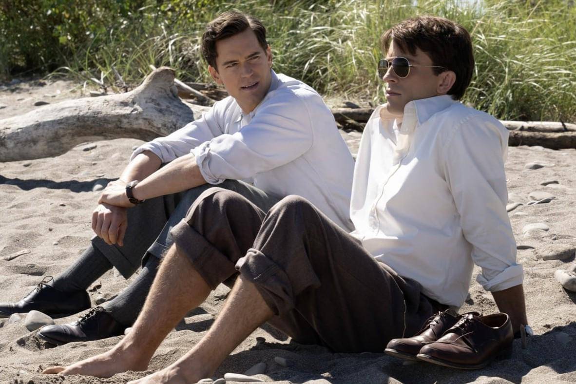 Jonathan Bailey (kanan) dalam Fellow Travelers