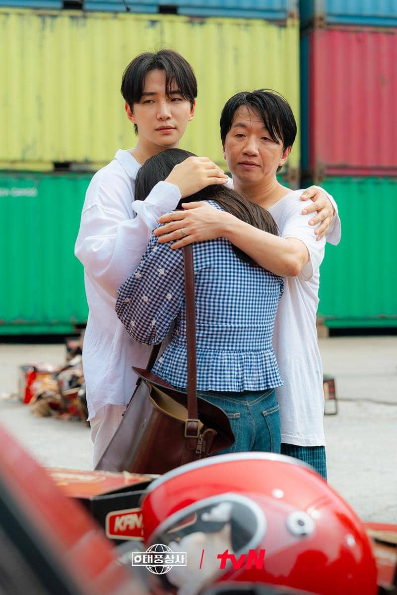 Lee Junho, Kim Min Ha, dan Lee Chang Hoon di Typhoon Family