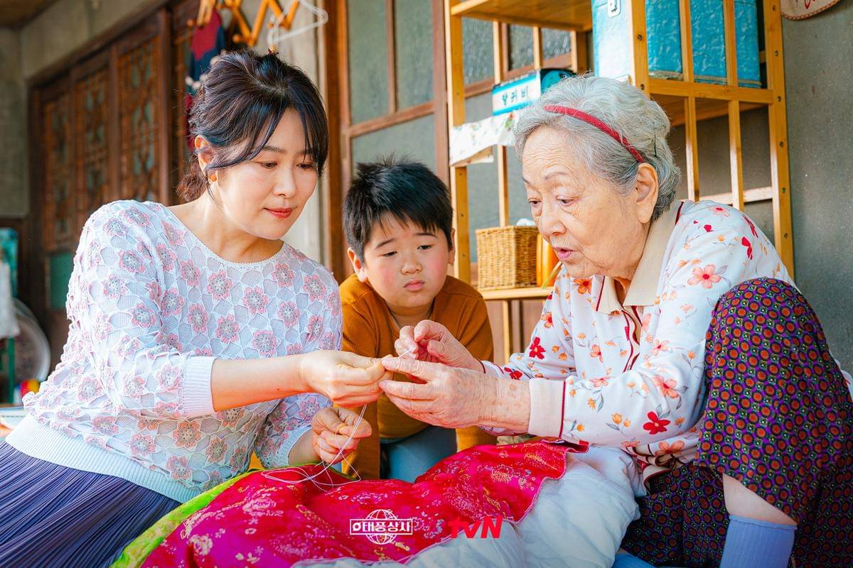 Kim Ji Young, Kwon Eun Seong, dan Kim Young Ok di Typhoon Family