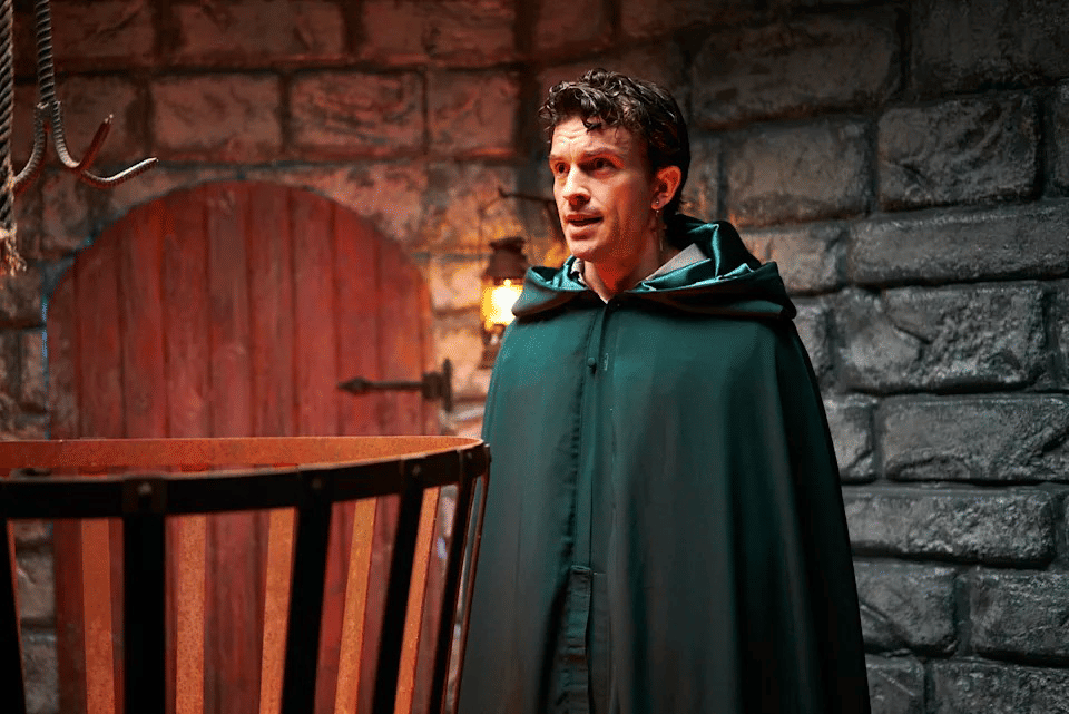 Jonathan Bailey dalam The Traitors: The Movie