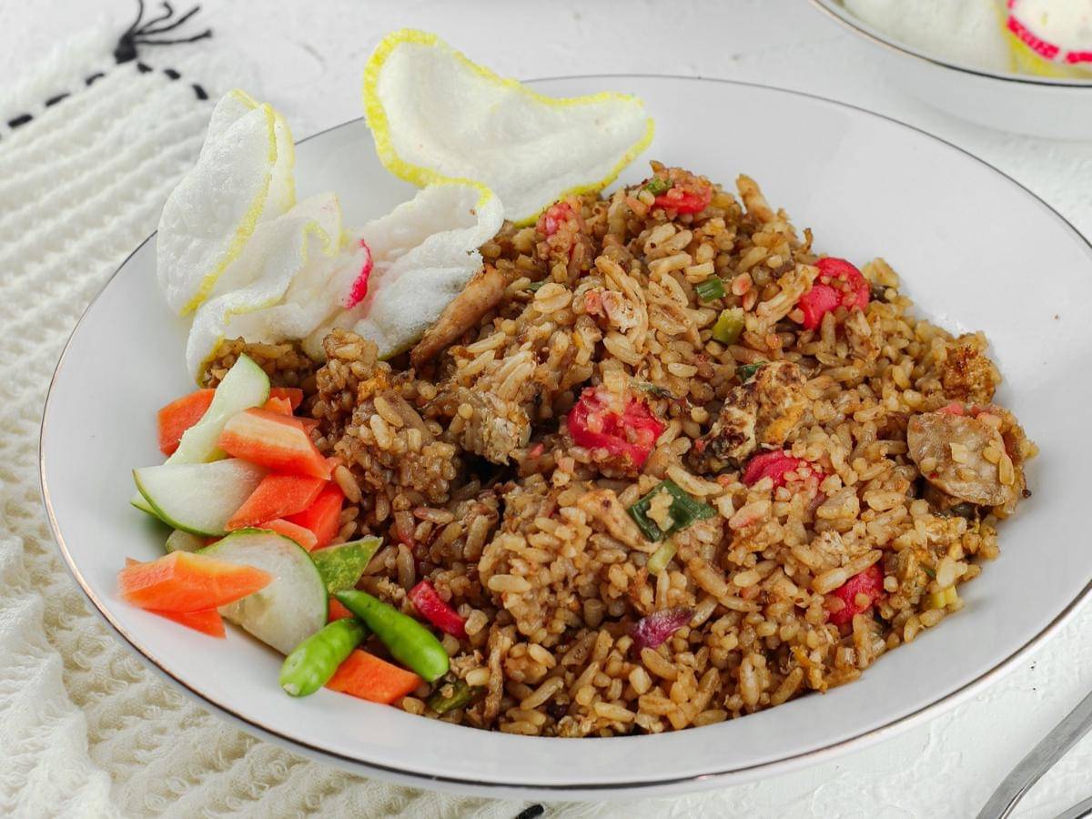 Sepiring nasi goreng kecap di atas meja.