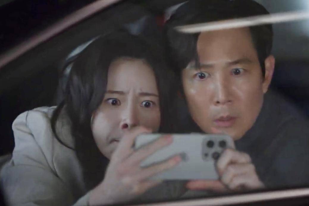 Wi Jeong Sin (Lim Ji Yeon) dan Lim Hyeon Jun (Lee Jung Jae) dalam drakor Nice to Not Meet You 