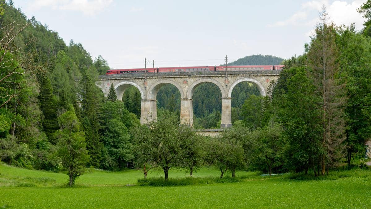 potret Viaduk Kalte Rinne, salah satu struktur teknik utama Semmering Railway 