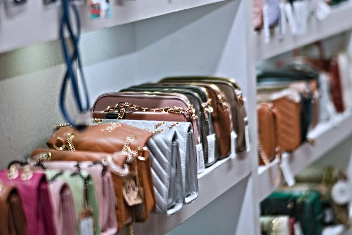 ilustrasi rak dinding berisi koleksi tas