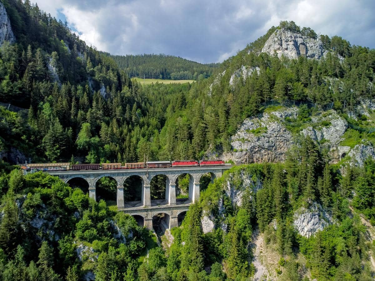 potret Viaduk Krauselklause di Semmering Railway, jalur kereta pegunungan pertama di dunia
