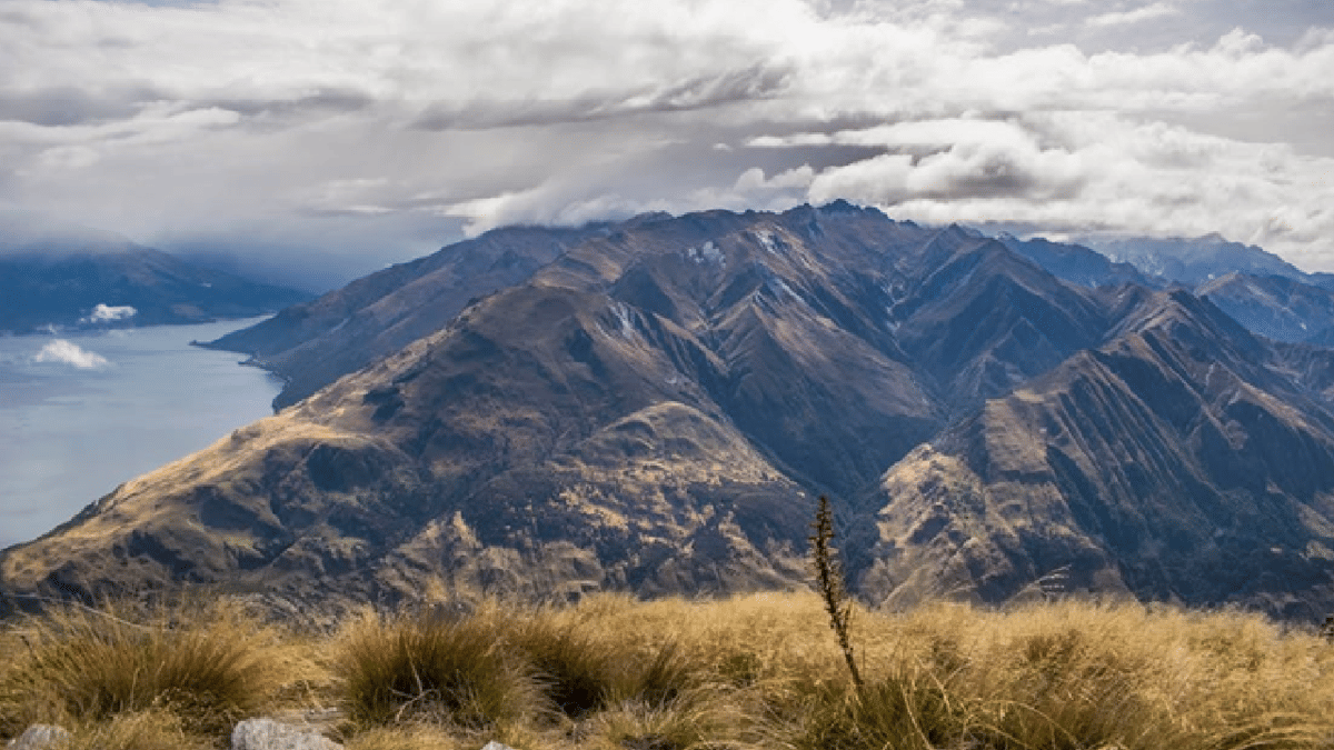 ilustrasi bentang alam Selandia Baru yang mirip Hyrule
