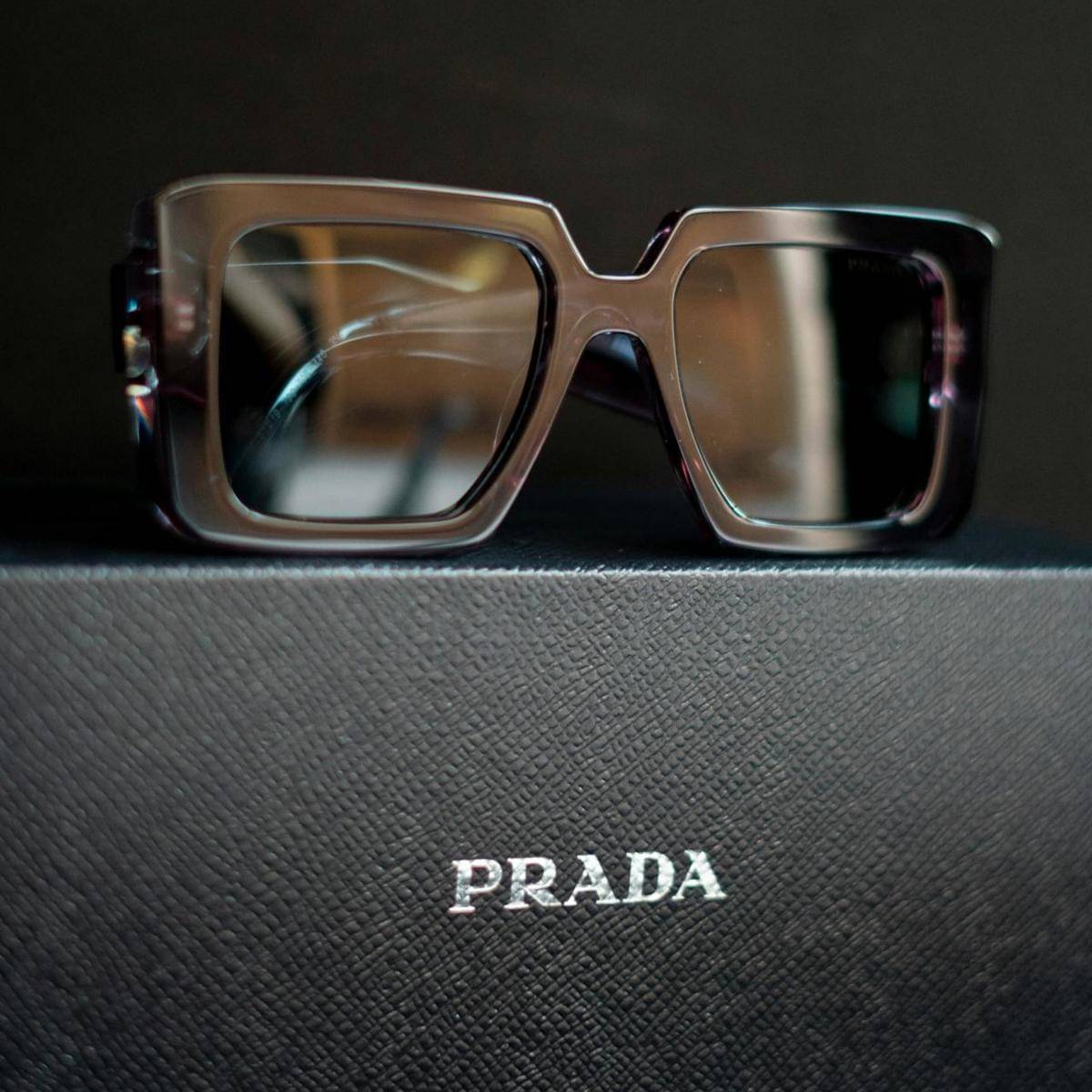 ilustrasi kacamata Prada asli