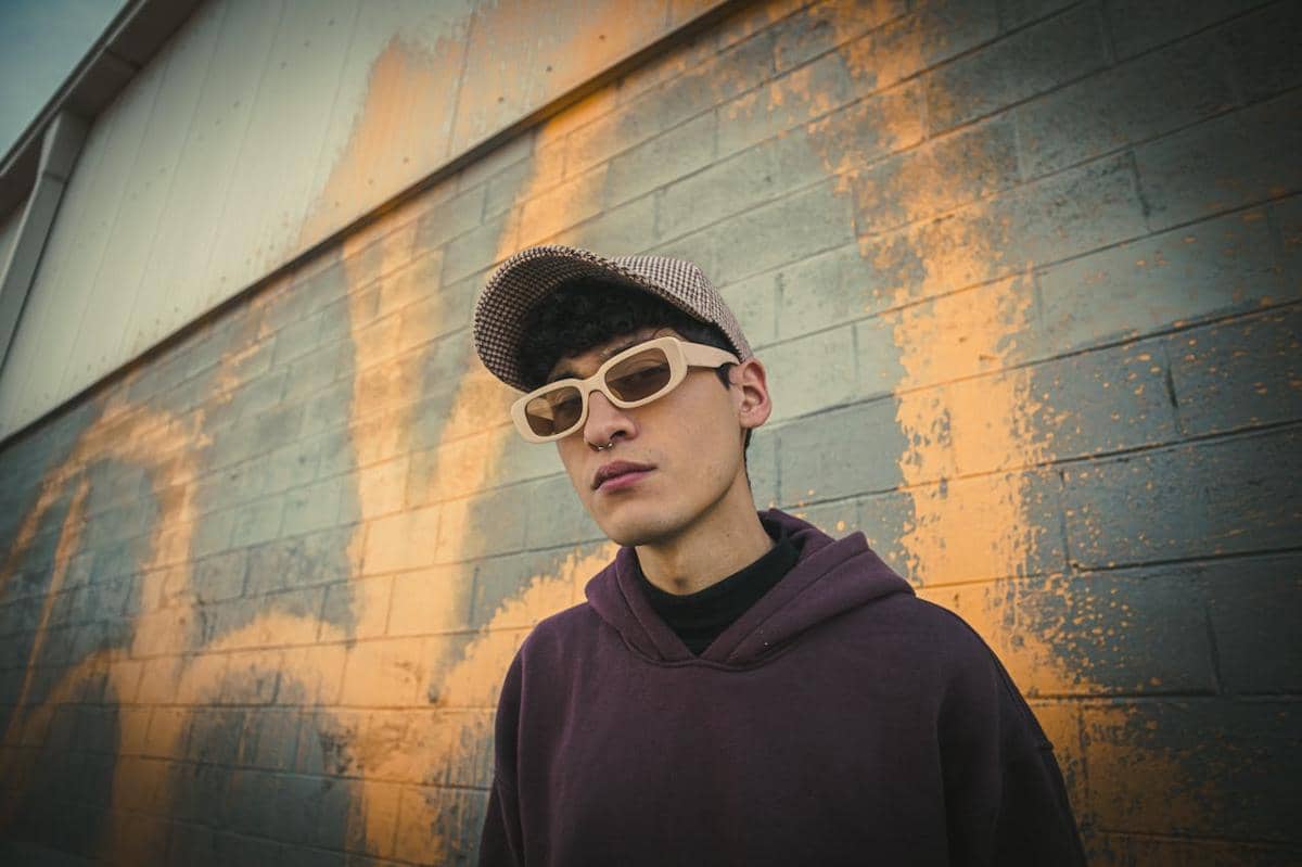 ilustrasi pria dengan topi baseball