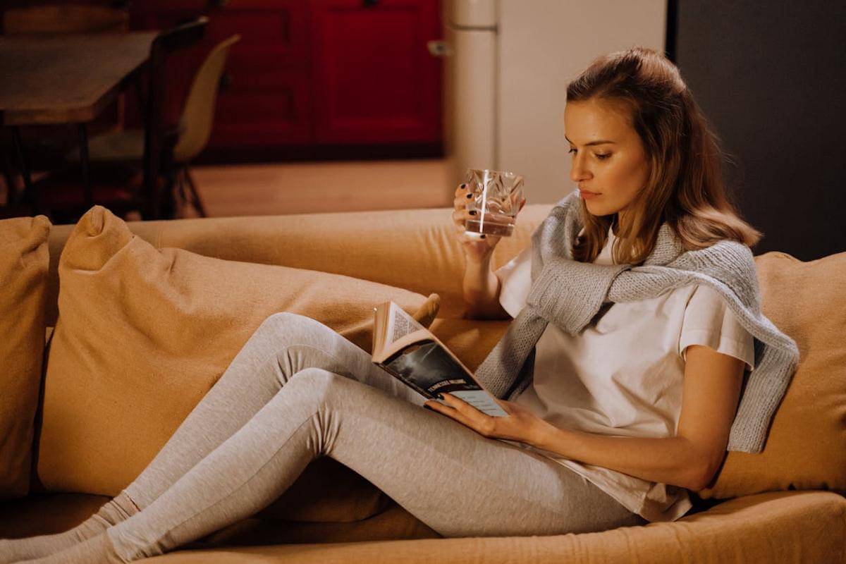 illustrasi membaca buku