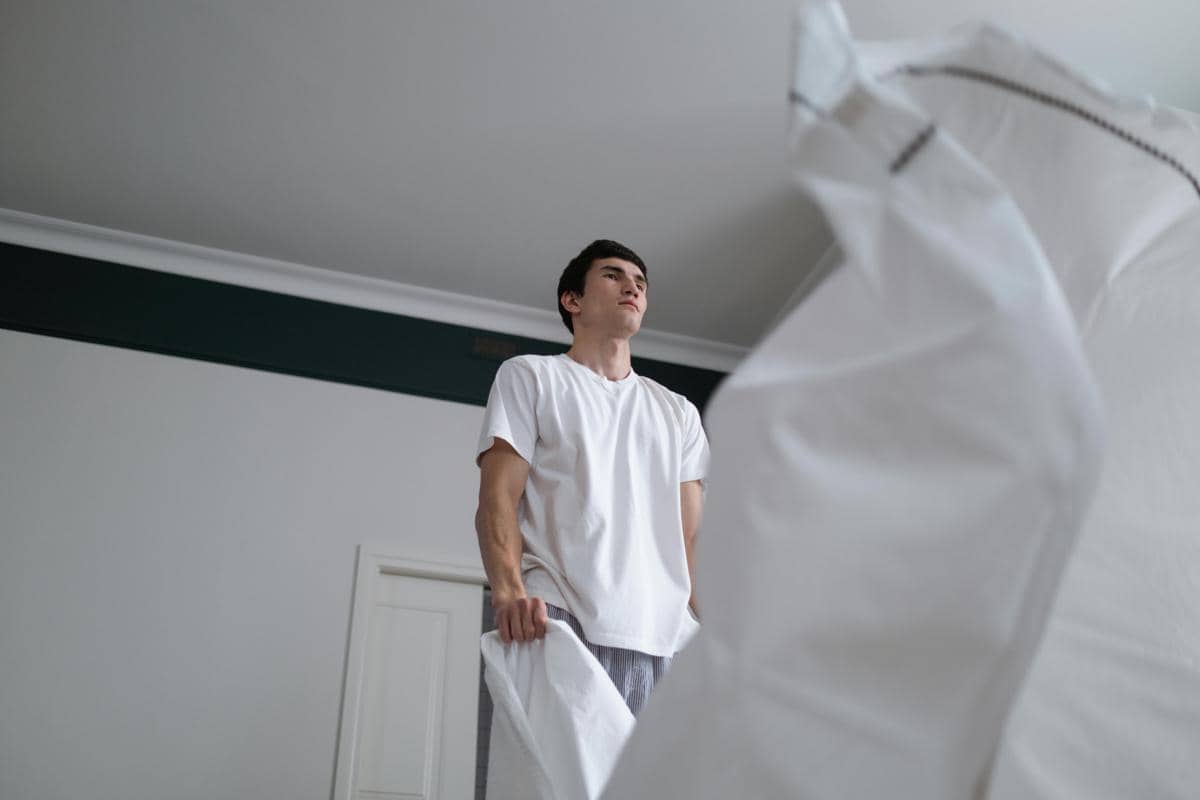 ilustrasi pria rapikan kamar 