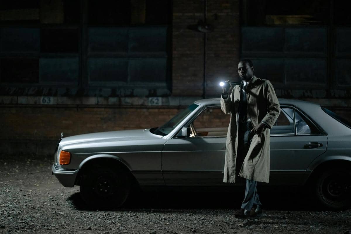 ilustrasi pria depan mobil