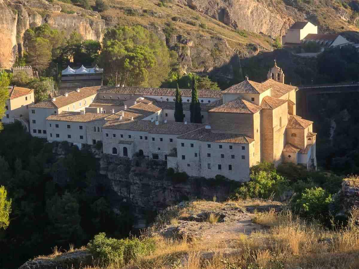 Ilustrasi kota Cuenca yang dibangun di antara dua sungai yang membelah jurang