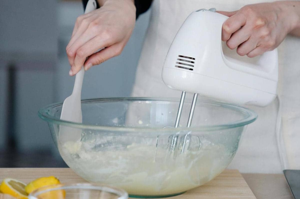 ilustrasi mengaduk adonan kue kering 