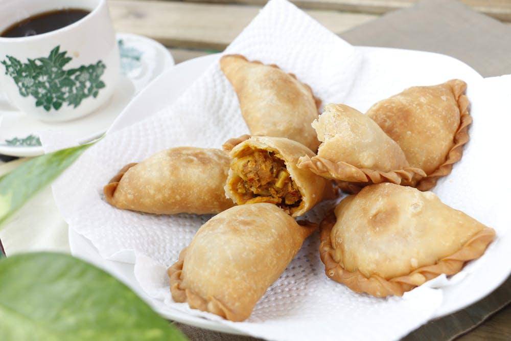 ilustrasi pastel yang baru selesai digoreng