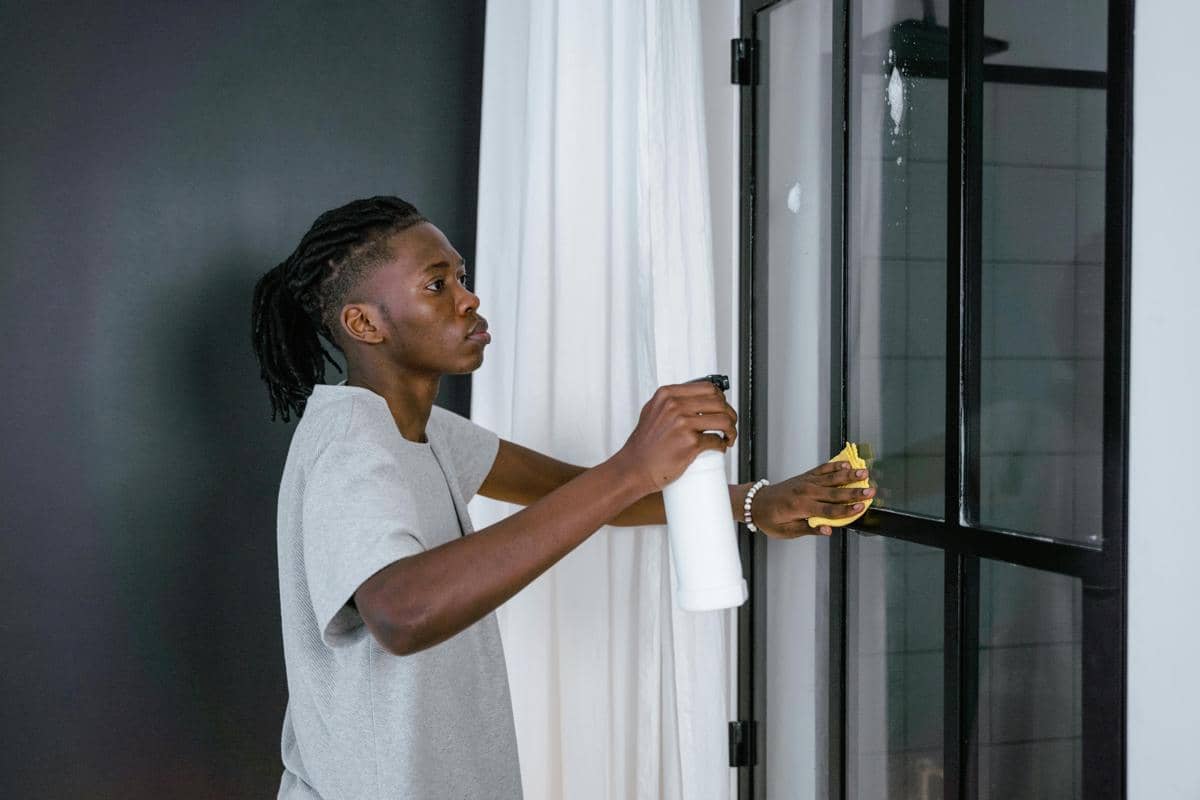 ilustrasi pria bersihkan kamar