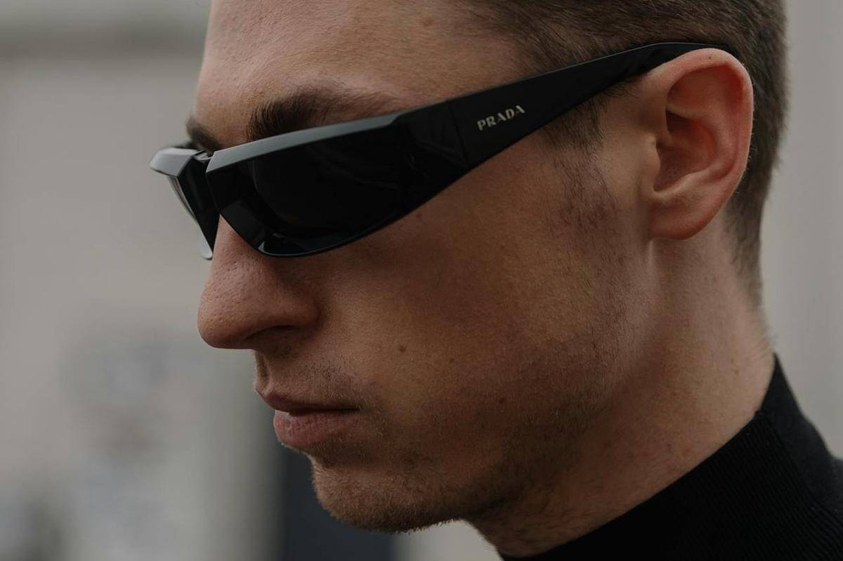 ilustrasi kacamata Prada asli