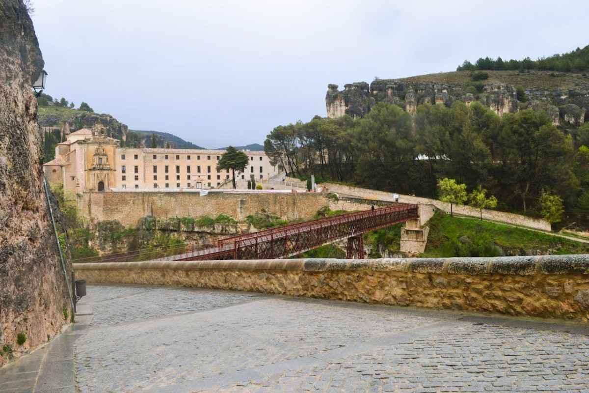 Ilustrasi jembatan tinggi yang dekat dengan rumah gantung Cuenca