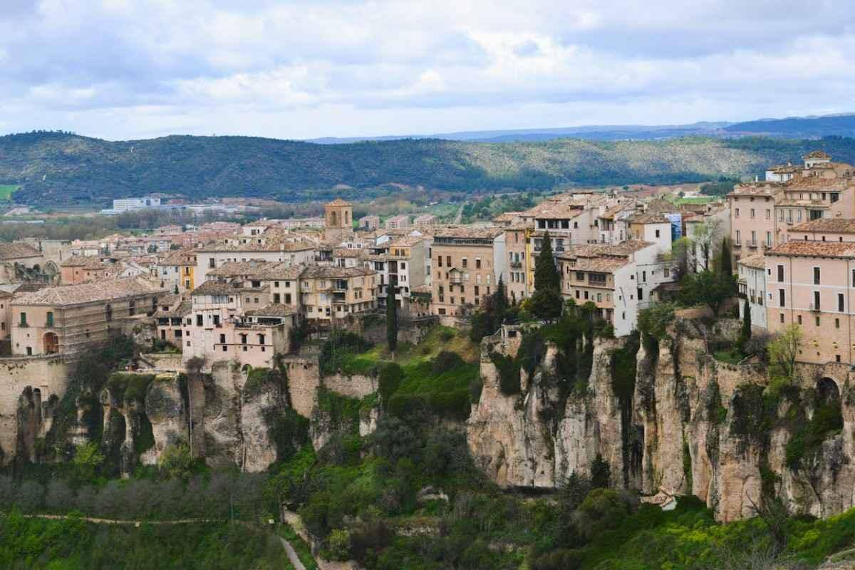 Ilustrasi kota Cuenca yang jadi lokasi seni dan surga fotografer