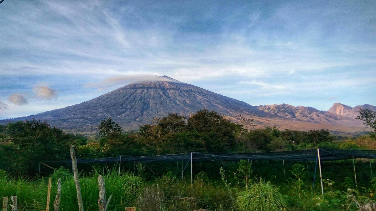 ilustrasi Gunung Rinjani dengan ketinggian 3.726 mdpl