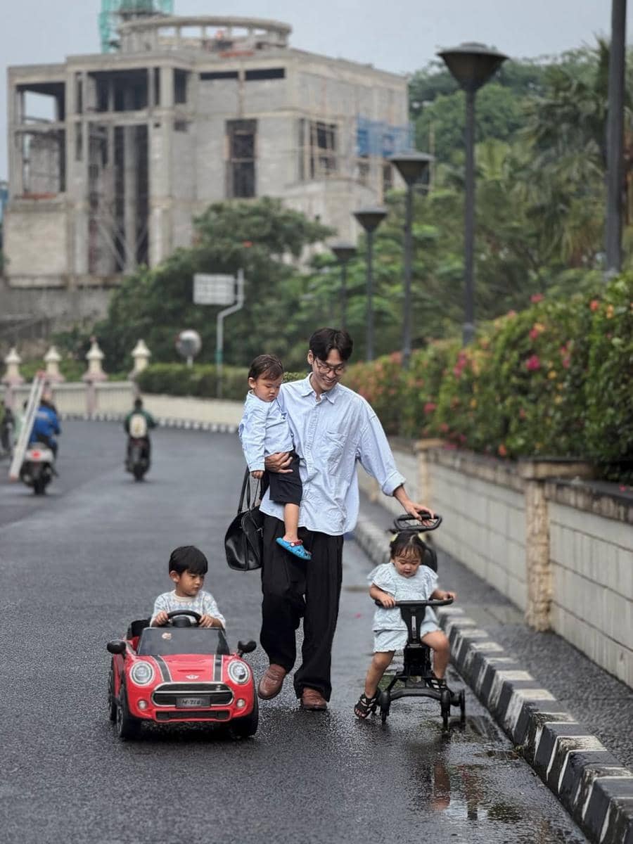 Potret Na Dehoon jalan-jalan sore bareng trio Na.