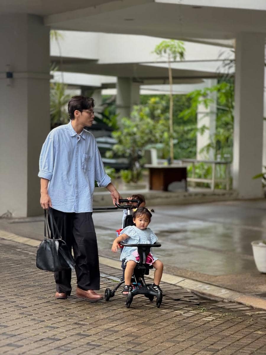 Potret Na Dehoon jalan-jalan sore bareng trio Na.
