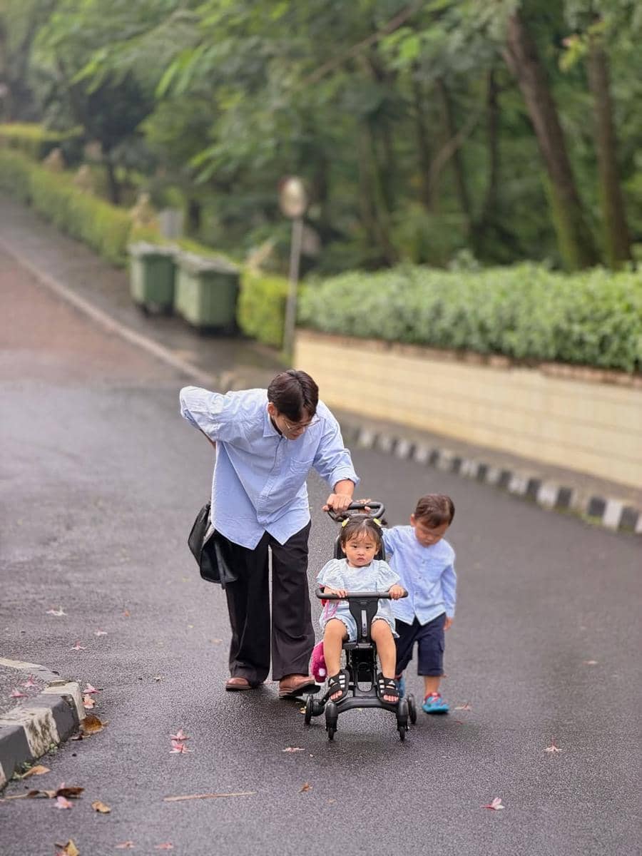 Potret Na Dehoon jalan-jalan sore bareng trio Na.