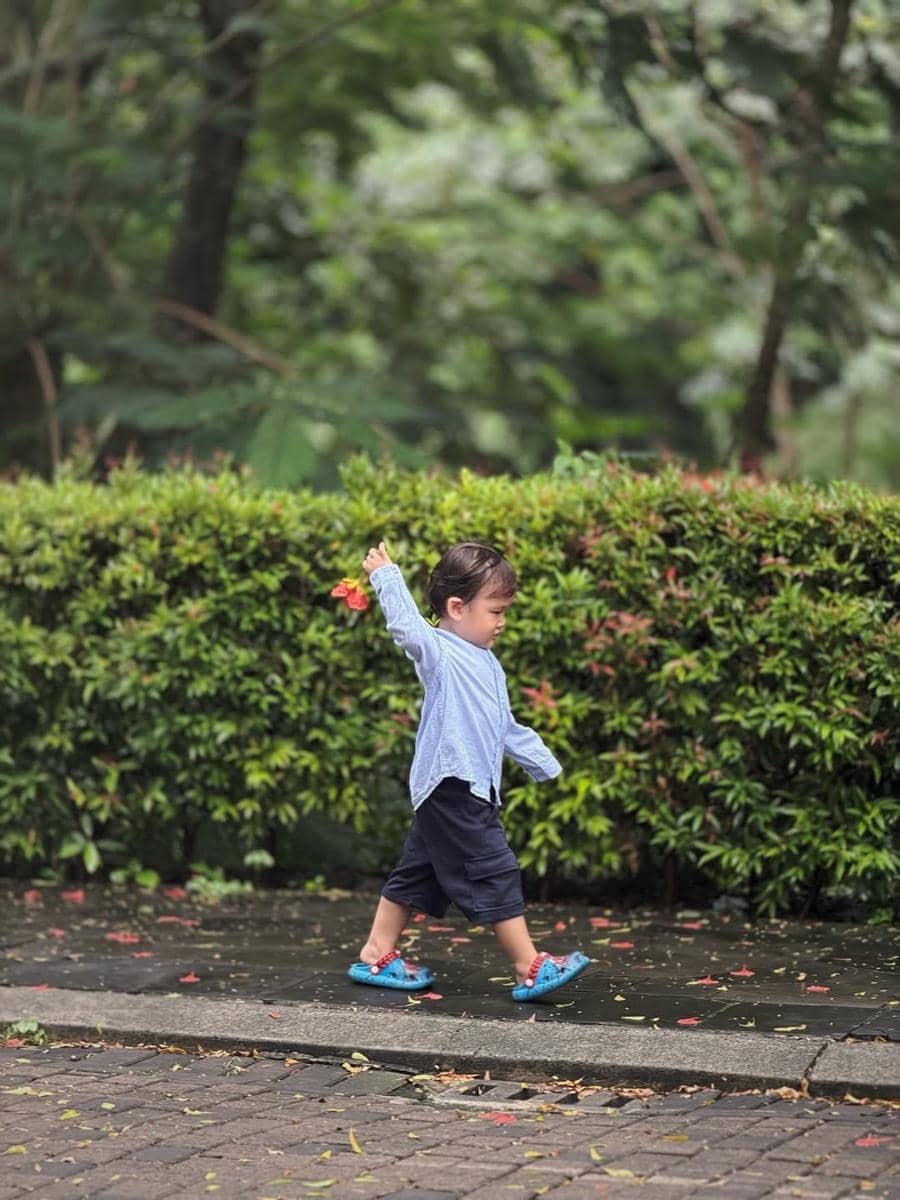 Potret Na Dehoon jalan-jalan sore bareng trio Na.